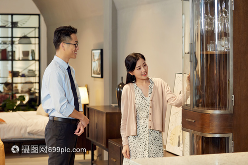 酒柜销售的艺术 如何向美女客户展示价值与品味